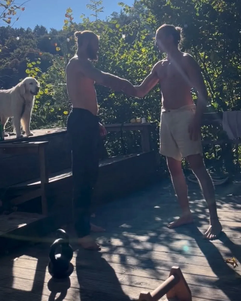 Zwei Menschen beim Training in der Natur